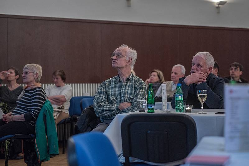 Železnice jako malovaná, to je název nové výstavy v českotřebovském městském muzeu s podtitulem Motivy vlaků, nádraží i železničářů ve výtvarném umění.