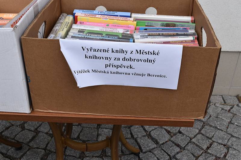 Obsluha za výdejním okénkem nachystala ve spolupráci s městskou knihovnou vyřazené knihy, které si za libovolný příspěvek mohli kolemjdoucí zakoupit.