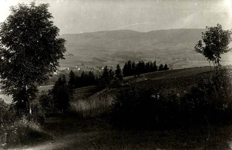 Pohled na obec, zhruba rok 1940.