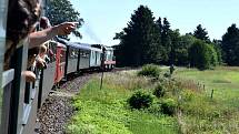 Ač bylo v sobotu parné počasí, historický vlak z České Třebové do Hanušovic rozhodně nejel prázdný.