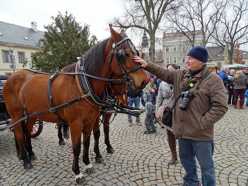 Lanškroun v sobotu ovládlo masopustní veselí. Ceny pro nejlepší masky si odnesla skupina studentů a profesorů z Bradavic, aktivní zdravotní sestřička a Marfuša s dcerkami. Masky i návštěvníky potěšily písničky Lanškrounského smíšeného sboru, lidové tance