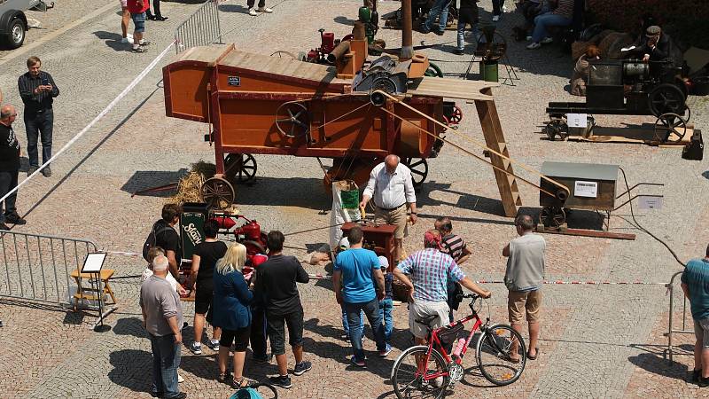 V sobotu se v centru Ústí nad Orlicí uskutečnil druhý ročník přehlídky historické techniky nazvané Strojní oustecká sobota.