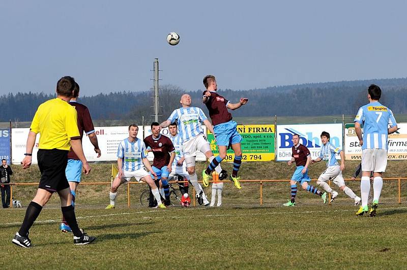 Česká Třebová (v modrobílém) podlehla Náchodu na penalty.