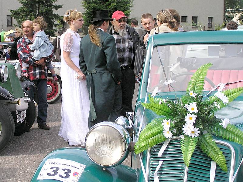 Letos klub z Červené Vody uspořádal již 15. ročník tradičního srazu historických vozidel a závodu, jenž se nevyznačuje rychlostí, ale elegancí strojů i jejich posádek.