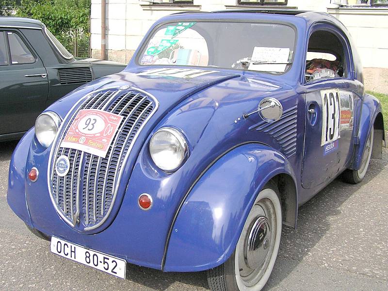 Letos klub z Červené Vody uspořádal již 15. ročník tradičního srazu historických vozidel a závodu, jenž se nevyznačuje rychlostí, ale elegancí strojů i jejich posádek.