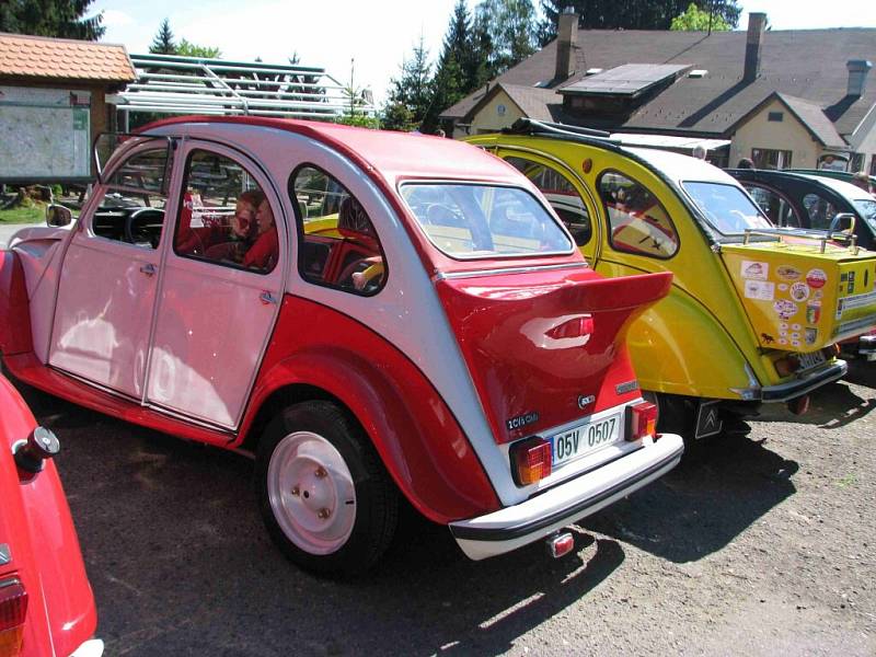 Sraz "kachen", vozů zn. Citroën 2CV, na Andrlově chlumu u Ústí nad Orlicí. 