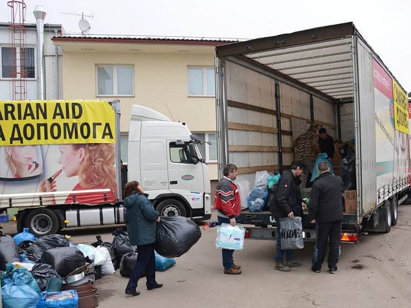 Nakládání kamionu humanitárního konvoje na pomoc Ukrajině