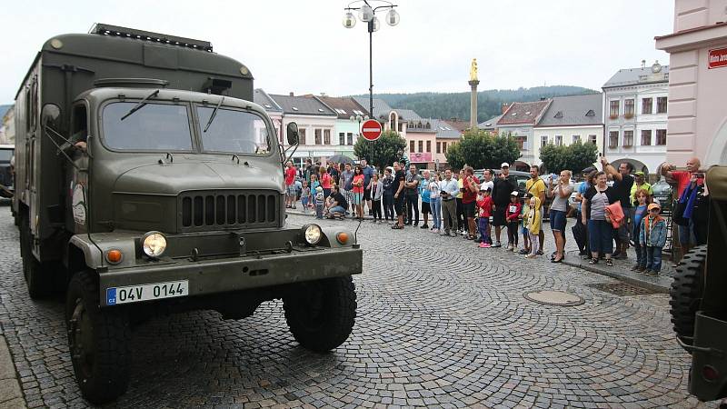 Řadu zastávek měla v sobotu kolona vojenské historické techniky, která křižovala okresem Ústí nad Orlicí.