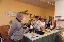 Handicapovaní žáci Střední školy Euroinstitut se učí zdravě vařit.