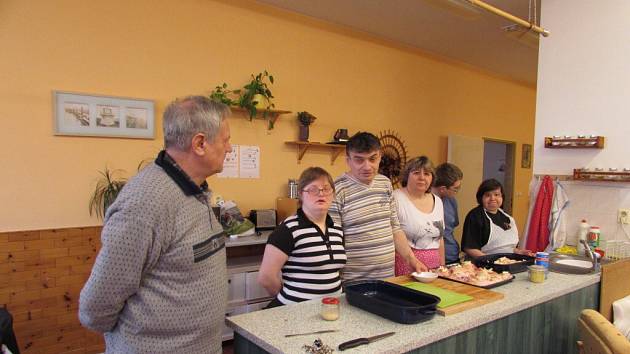 Handicapovaní žáci Střední školy Euroinstitut se učí zdravě vařit.