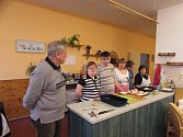 Handicapovaní žáci Střední školy Euroinstitut se učí zdravě vařit.