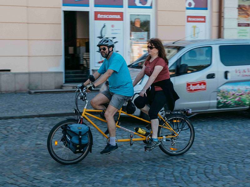 Start mezinárodní cyklistické akce Cyklo Glacensis 2017 na náměstí v Ústí nad Orlicí.