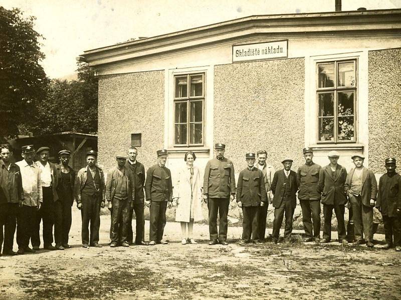 Zaměstnanci překladiště ČSD ve 30. letech minulého století. V pozadí  je vidět původní budova, dnes zvýšená o jedno patro.