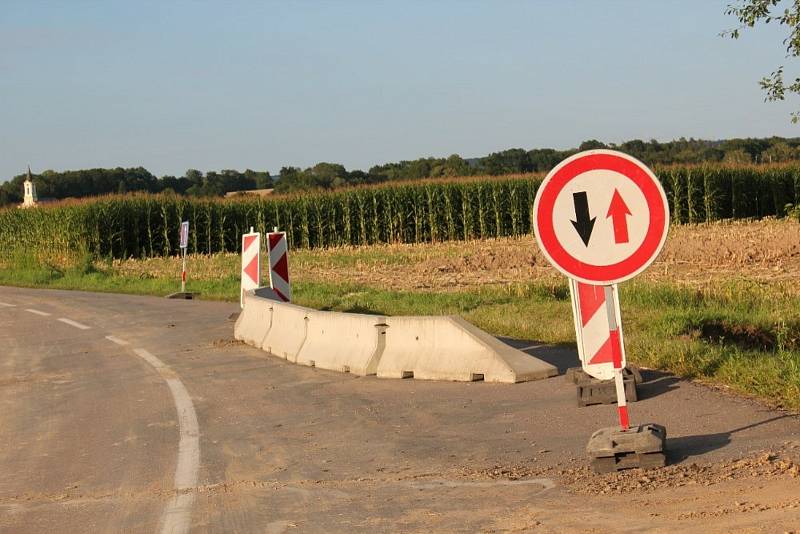 Silnici II/316 nedaleko obce Běstovice uzavřeli v minulém týdnu silničáři kvůli masivnímu sesuvu půdy.