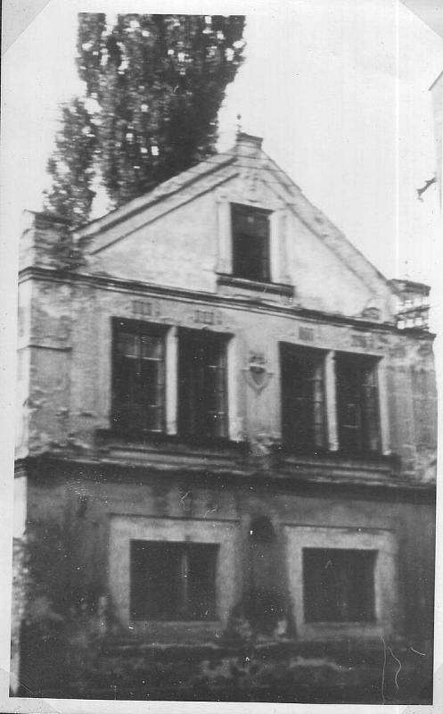 Lidový dům bývalý hostinec, foto zchrátralé budovy z 70. let 20. století.