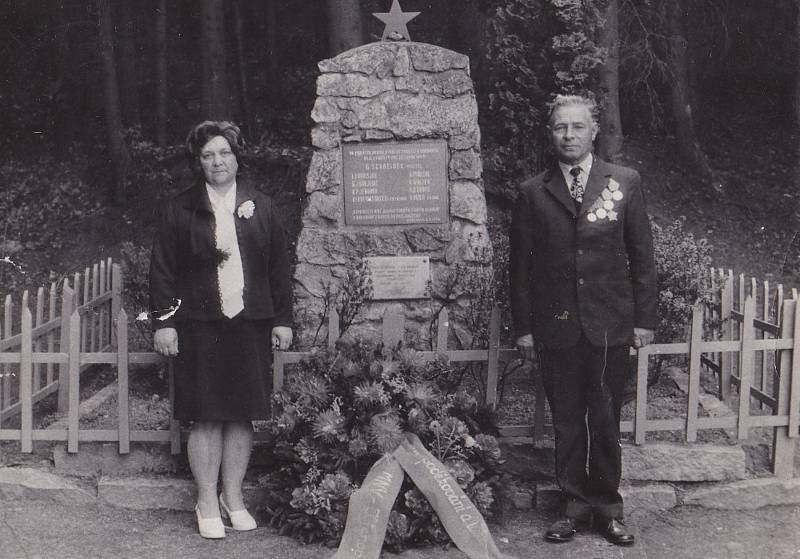 I. K. Čerepenko u památníku na Kraví hoře při návštěvě v roce 1965.