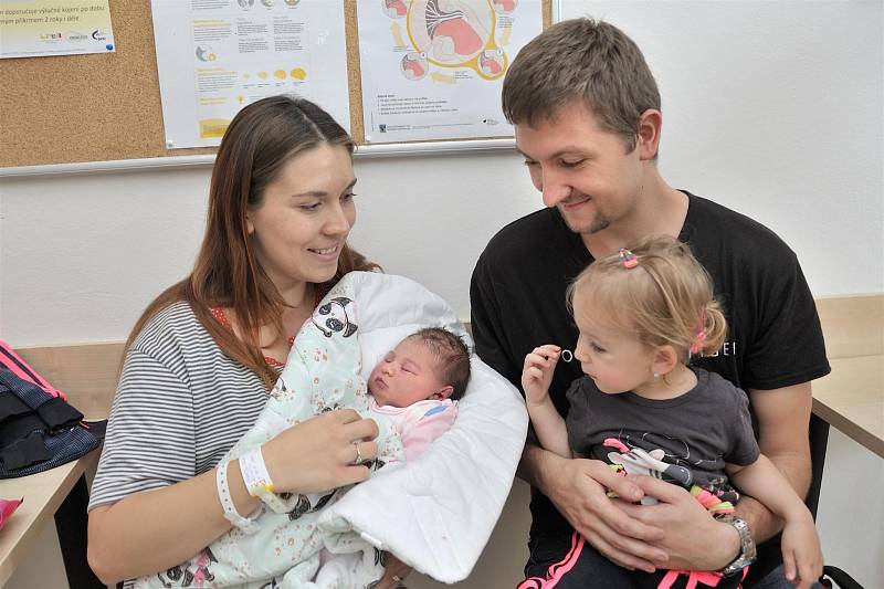 Elena Charbuská je po Editce další dcerou Karolíny a Martina z Ústí nad Orlicí. S váhou 4100 g se narodila 24. 9. v 20.35 hodin.