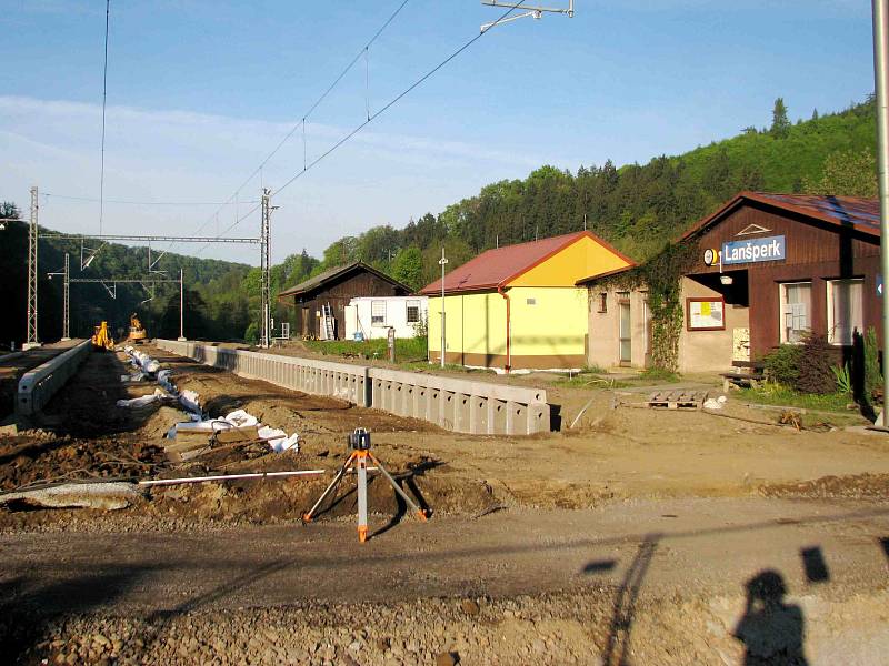 Železniční stanice na Lanšperku během rekonstrukce tratě z Ústí nad Orlicí do Letohradu.