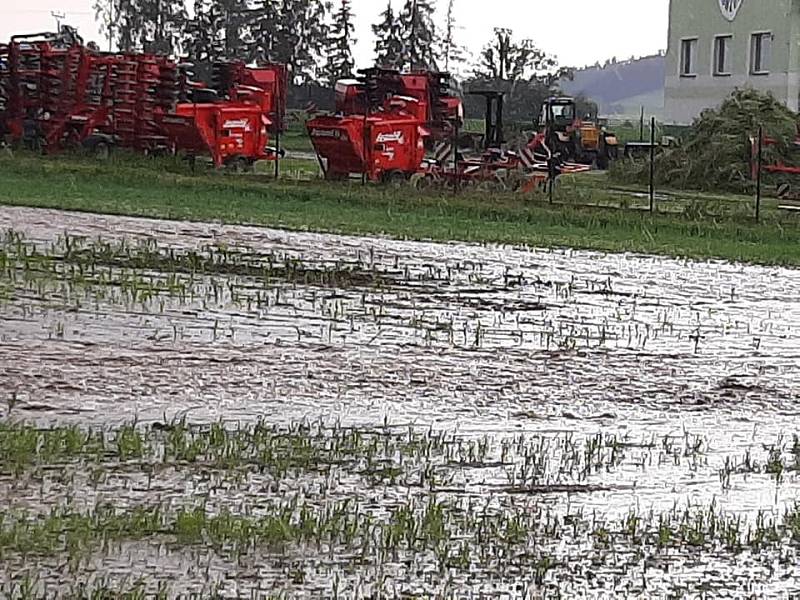 Průtrže na Lanškrounsku a Žamberecku. Mezi Žamberkem a Dlouhoňovicemi tekla voda z pole a zaplavila silnici