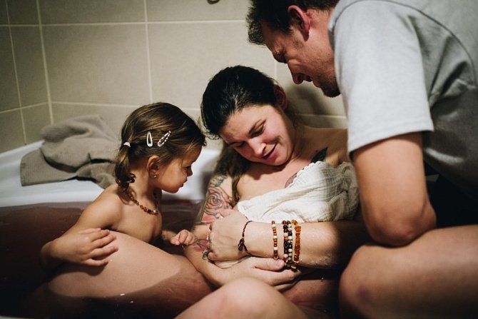 První okamžiky a začínající příběhy rodiny s miminkem.