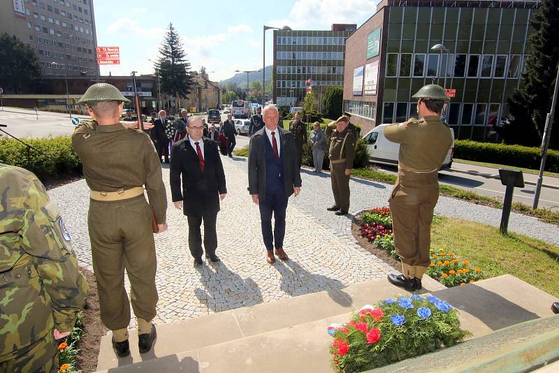 U příležitosti 74. výročí osvobození Československa a ukončení 2. světové války proběhlo v úterý 7. května u Památníku odboje, v Parku Československých legií a na ústeckém hřbitově kladení věnců.