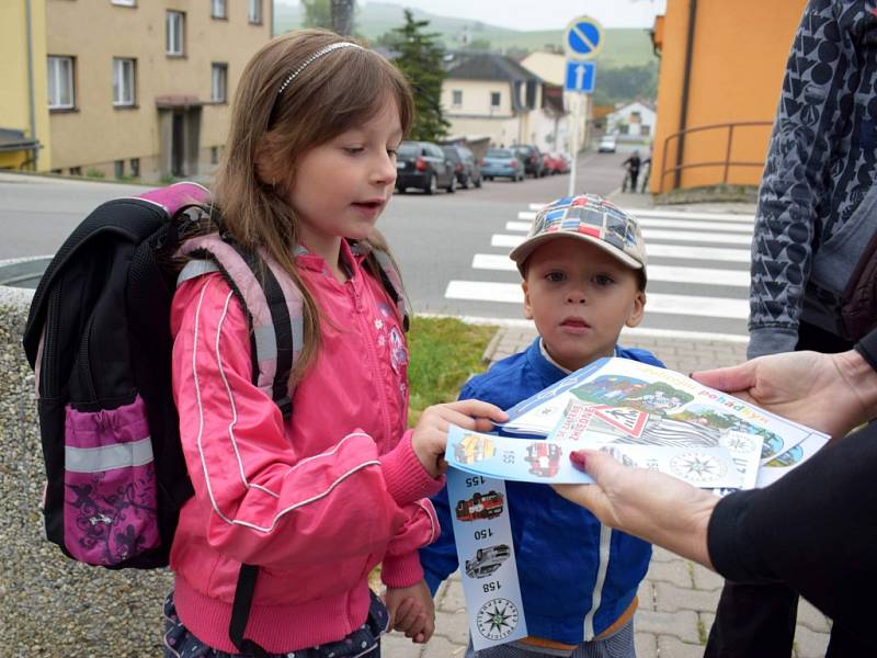 Policisté mezi dětmi na přechodu u Základní školy U Dvora v Letohradu.