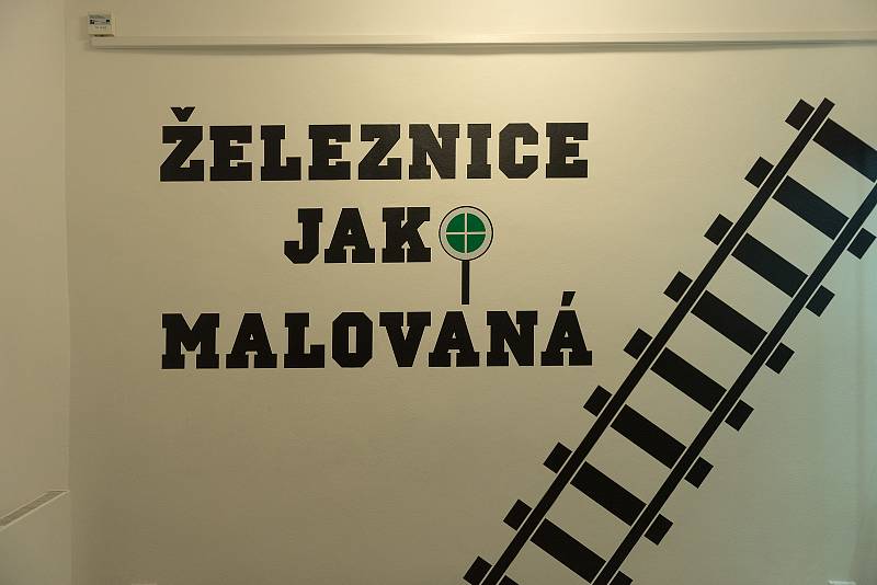 Železnice jako malovaná, to je název nové výstavy v českotřebovském městském muzeu s podtitulem Motivy vlaků, nádraží i železničářů ve výtvarném umění.