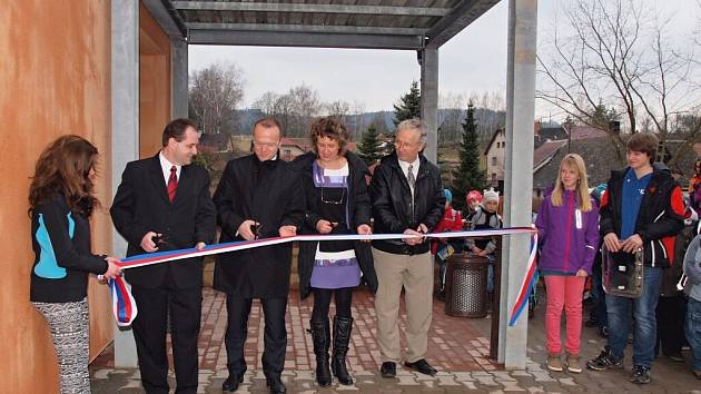 Z otevření nově rekonstruované školní budovy ZŠ v Dolní Dobrouči.