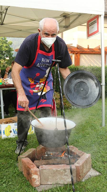 Na zahradě Českého červeného kříže se slavil Den seniorů