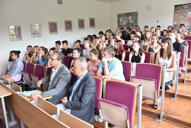 Studenti obchodní akademie s odborníkem prolétli světem financí