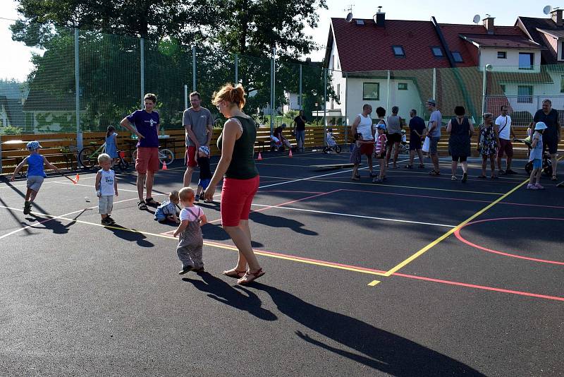 Hřiště U Borku je zbrusu nové, pásku stříhaly samy děti.