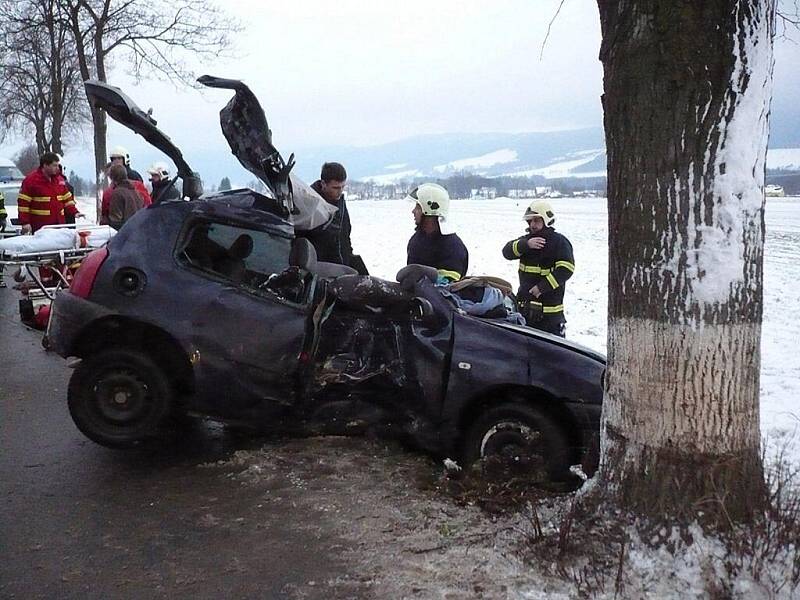 Na komunikaci vedoucí z Králík k Červené Vodě havaroval v neděli 28. listopadu osobní automobil Renault Clio s tříčlennou posádkou. Jeden ze spolujezdců nehodu nepřežil.