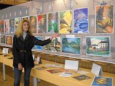 Jedna z autorek, Ilona Kotíková-Nástrahová, na výstavě výtvarných prací v Rudolticích.