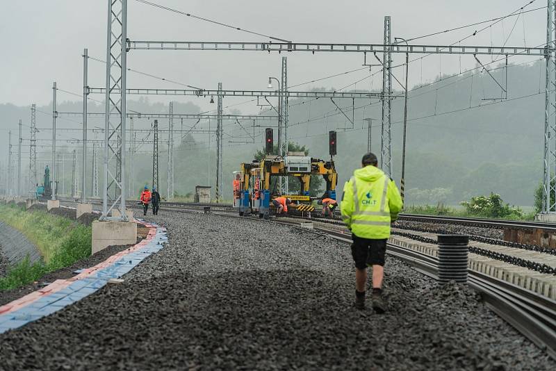Stavbaři modernizují I. tranzitní koridor v údolí Tiché Orlice.