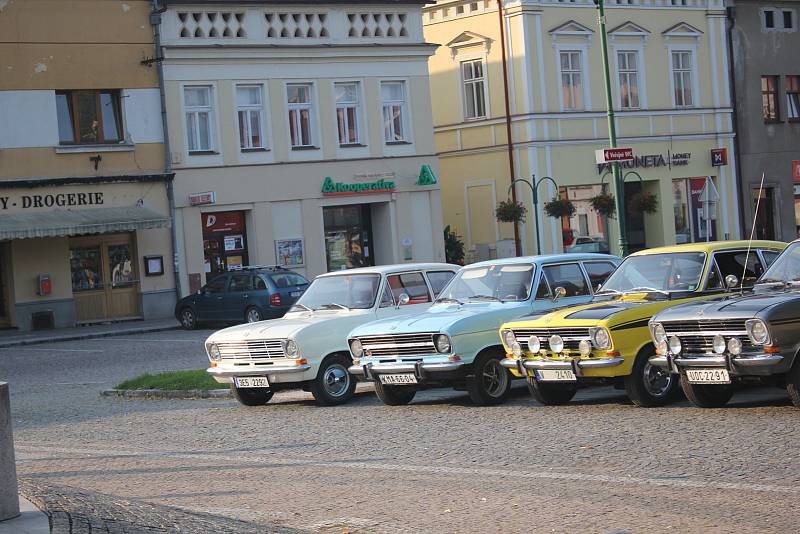 Druhý zářijový víkend se sešli v Chocni fanoušci veteránů vozů značky Opel.