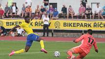 Fotbalisté Zlína (ve žlutých dresech) prohráli na hřišti  třetiligového Ústí nad Orlicí 0:1 a v MOL Cupu končí hned ve druhém kole. Foto: pro Deník/Jan Zahnaš