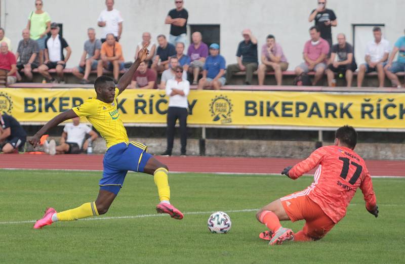 Fotbalisté Zlína (ve žlutých dresech) prohráli na hřišti  třetiligového Ústí nad Orlicí 0:1 a v MOL Cupu končí hned ve druhém kole. Foto: pro Deník/Jan Zahnaš