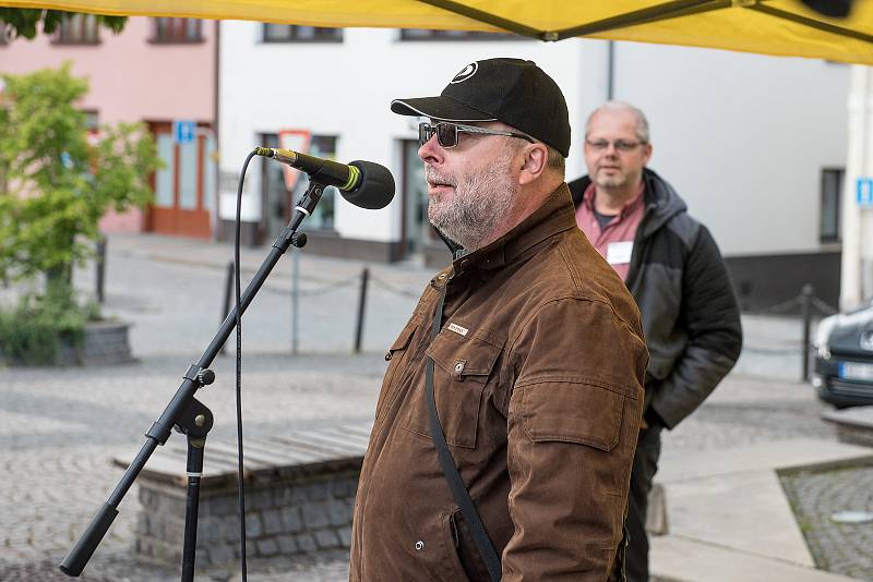 Nejsme slepí. S tímto mottem se na Starém náměstí v České Třebové sešlo okolo stovky lidí lidí na demonstraci za nezávislost justice.