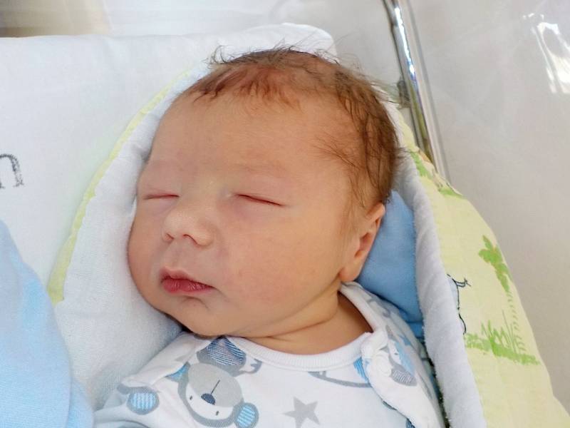 Sebastián Zachař je prvorozený syn Kamily Dosoudilové a Kamila Zachaře z Lukové-Květné. S váhou 3500 g se narodil 21. 8. v 17.57 hodin.
