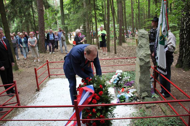 Tradiční setkání občanů u hrobu Saši Bogdanova v lese u Srubů na Choceňsku.