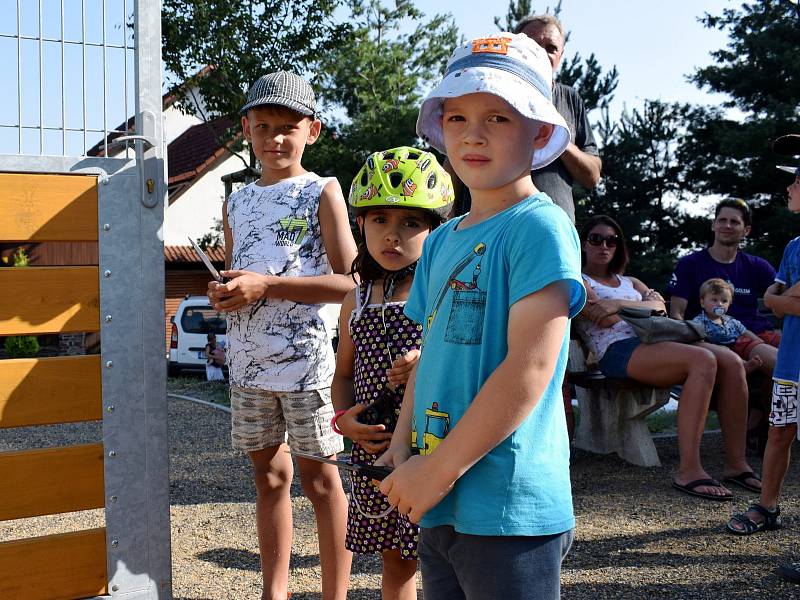 Hřiště U Borku je zbrusu nové, pásku stříhaly samy děti.