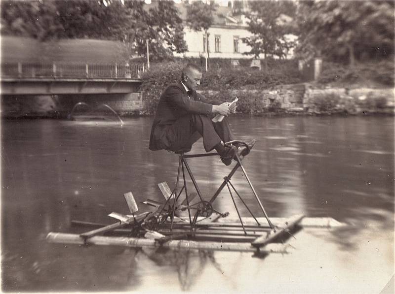 Číst se dá kdekoliv. Letní relaxace na šlapadle na řece Orlici, rok 1921