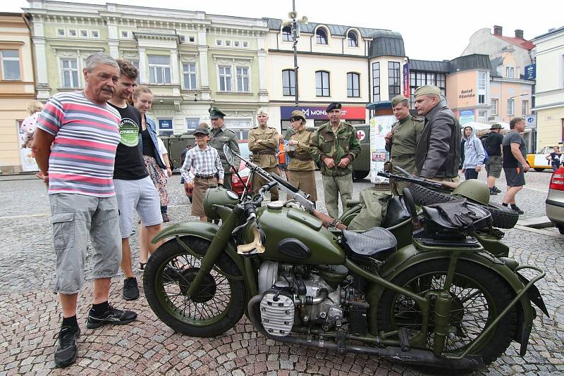 Řadu zastávek měla v sobotu kolona vojenské historické techniky, která křižovala okresem Ústí nad Orlicí.