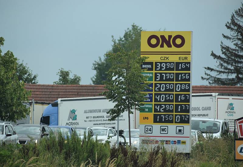Ceny pohonných hmot klesají.