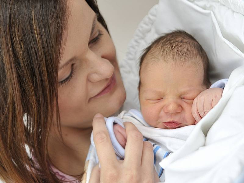 Antonín Novák, tak se jmenuje syn Lenky Chudé a Jiřího Nováka z Ústí, kde se na něj těší sestra Ellenka. 27. února v 7.46 vážil 3,5 kg.