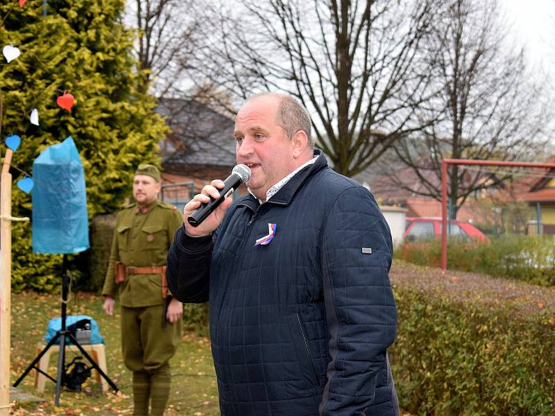 V Mateřské škole U Dvora roste nová lípa republiky.