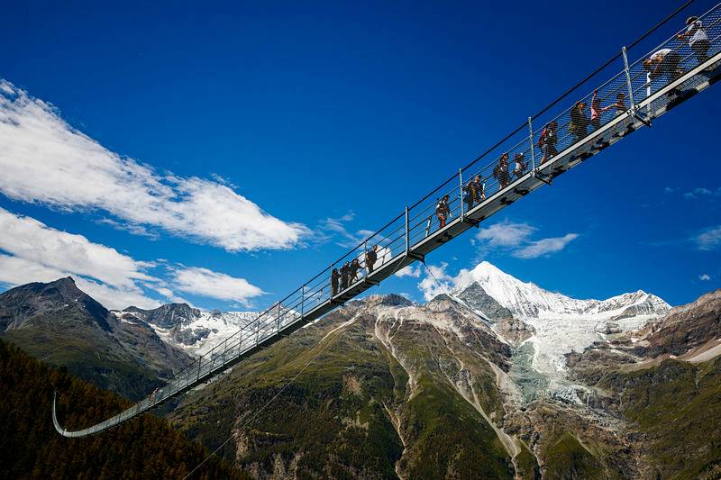 V délce téměř 500 metrů mohou pěší a turisté přejít po chodníku přes údolí destinace Zermatt - Matterhorn.