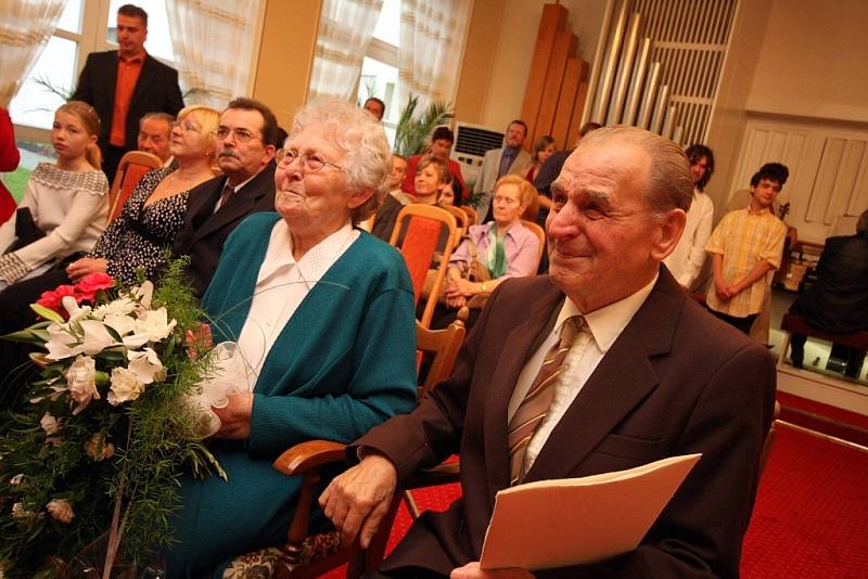 Manželé Provazníkovi z Ústí nad Orlicí oslavili diamantovou svatbu.