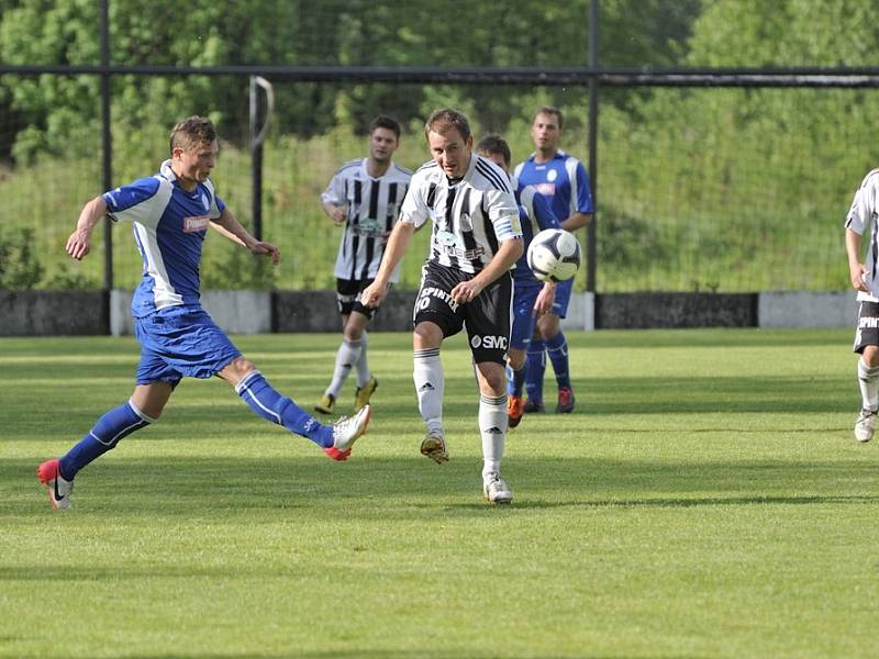 Ústečtí fotbalisté (v černobílém) prohráli s Náchodem 0:2