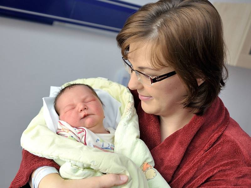 Jiří Červenka je po Emičce druhým dítětem manželů Ivany a Milana z Horní Dobrouče. 3. prosince v 7.53 si na svět přinesl 4,22 kg.